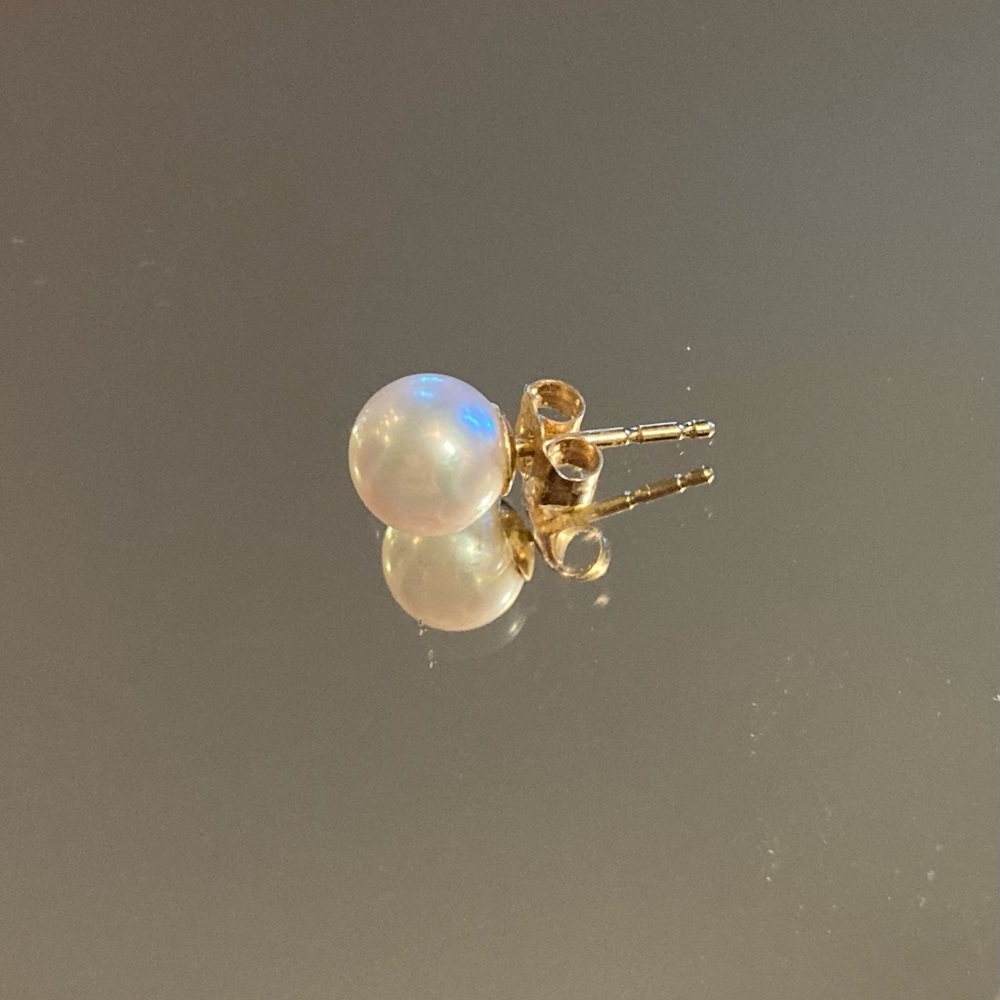 Single white pearl earring with gold tone post and backing